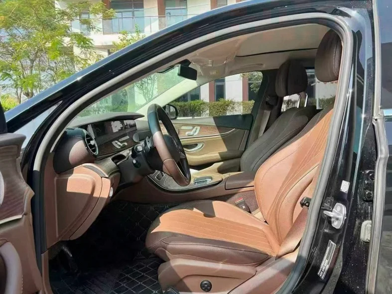 奔驰E 后面外观一