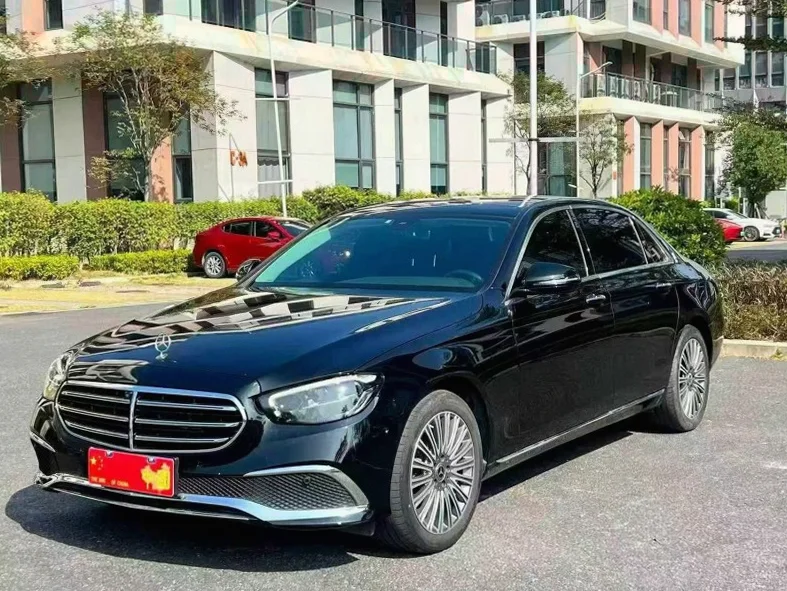 奔驰E 正面外观二