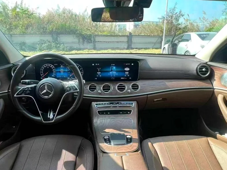 奔驰E 内饰后排