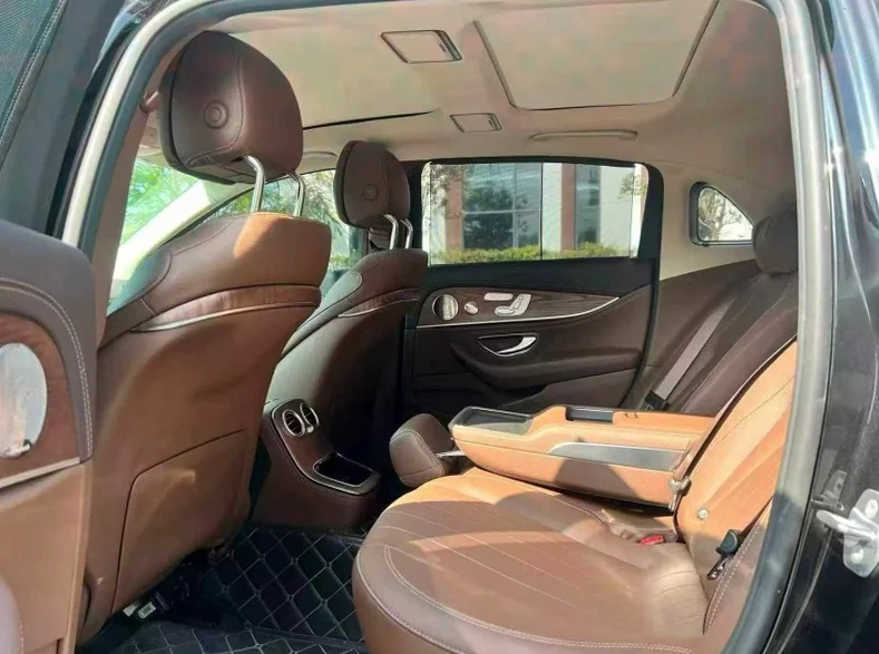 奔驰E 内饰前排