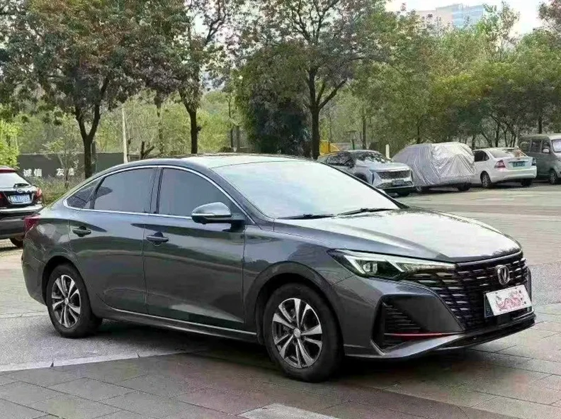 长安汽车逸动 正面外观三