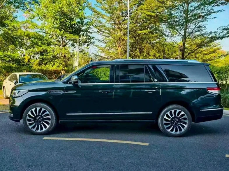 林肯领航员 驾驶室