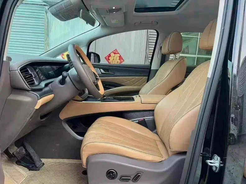 腾势D9 内饰后排