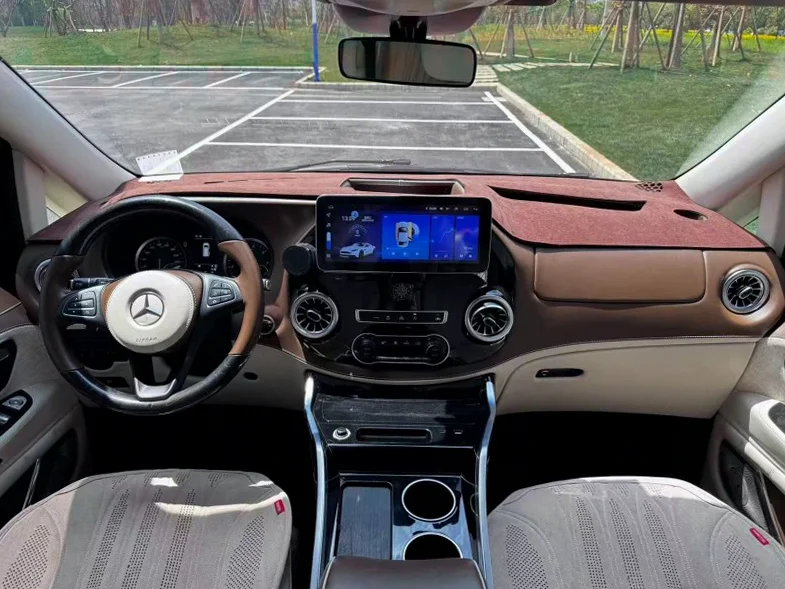 奔驰威霆 后面外观一