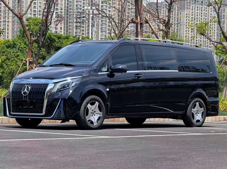 奔驰威霆 正面外观二