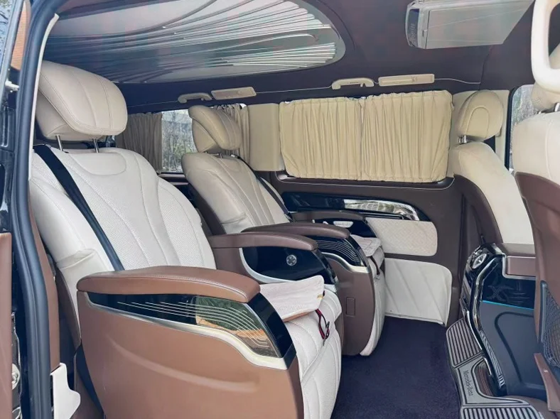 奔驰威霆 内饰前排