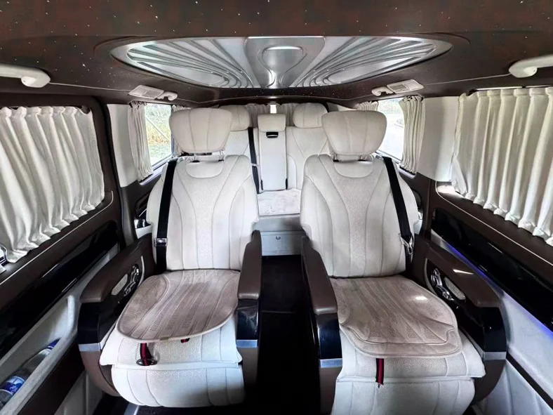 奔驰威霆 内饰后排
