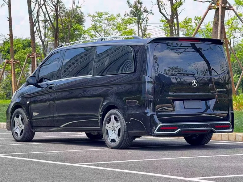 奔驰威霆 后面外观三