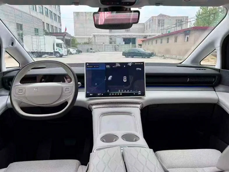 小鹏汽车X9 内饰前排