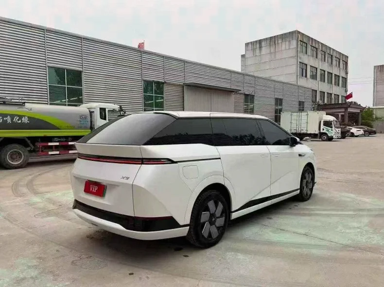 小鹏汽车X9 后面外观一