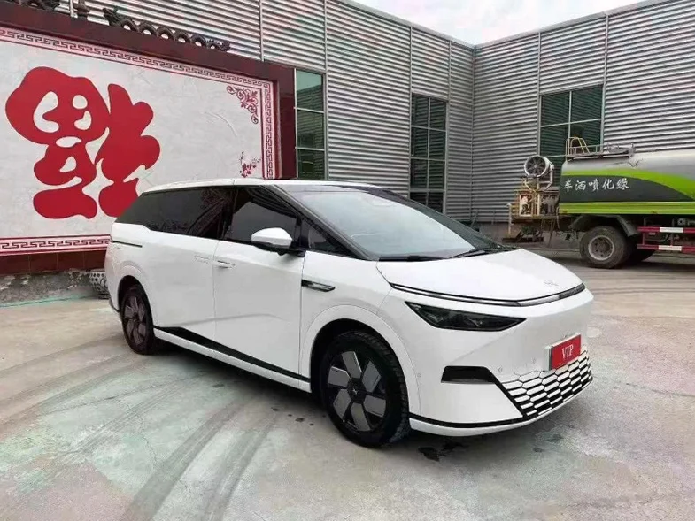 小鹏汽车X9 正面外观三