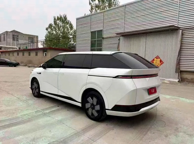 小鹏汽车X9 后面外观二