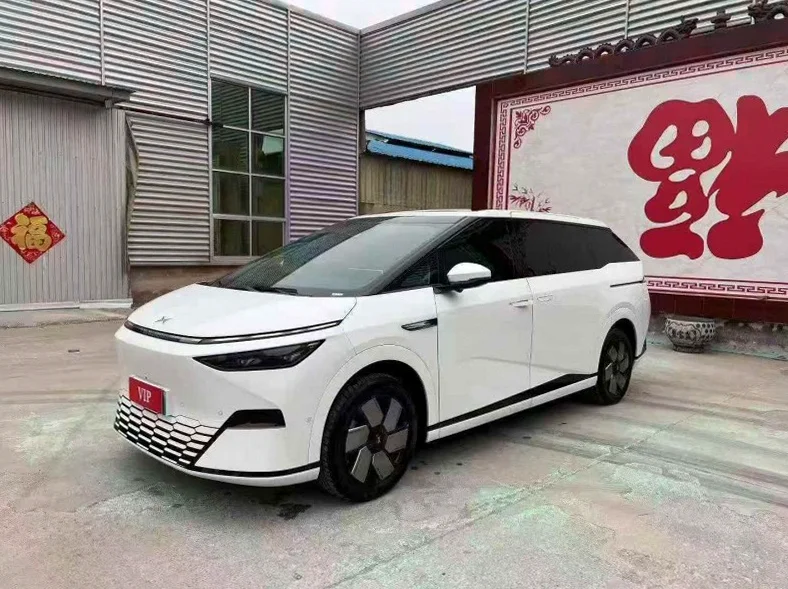 小鹏汽车X9 正面外观二