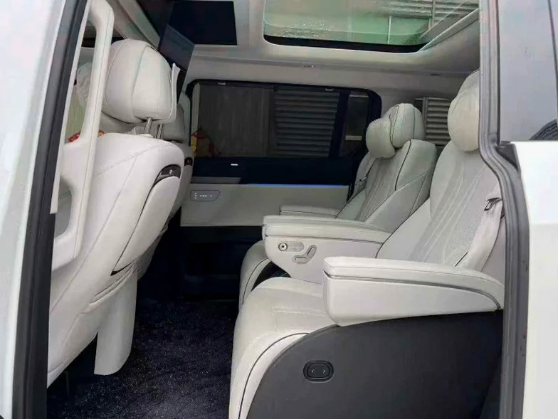 小鹏汽车X9 驾驶室