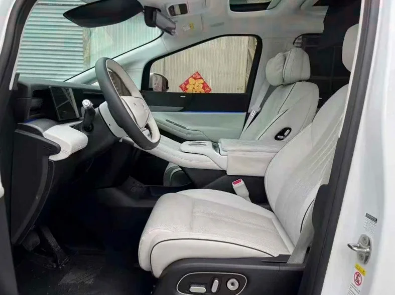 小鹏汽车X9 内饰后排