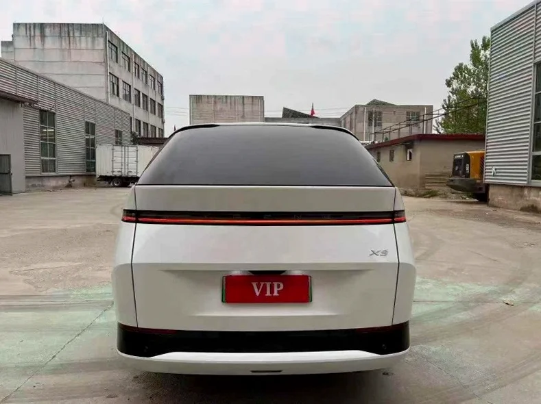小鹏汽车X9 后面外观三