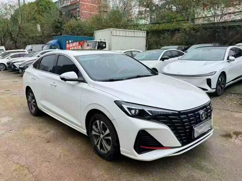 长安汽车逸动 正面外观三