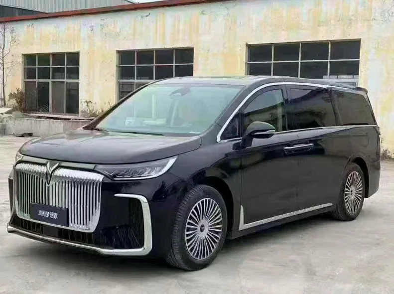 岚图汽车梦想家 正面外观二