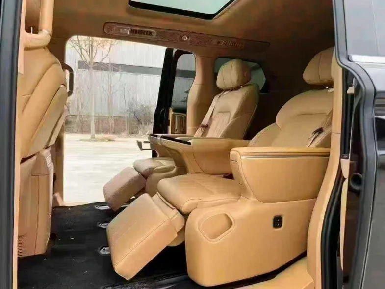 岚图汽车梦想家 后面外观二