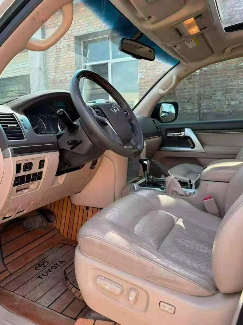 丰田兰德酷路泽 后面外观一