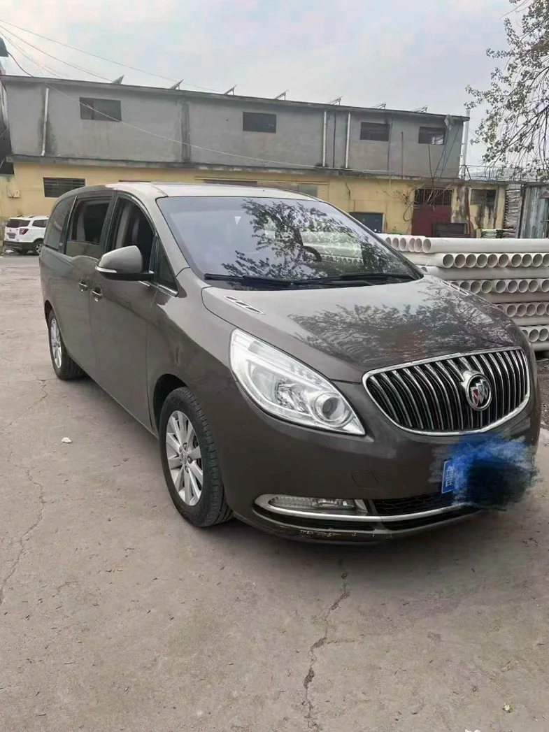 别克GL8 正面外观三