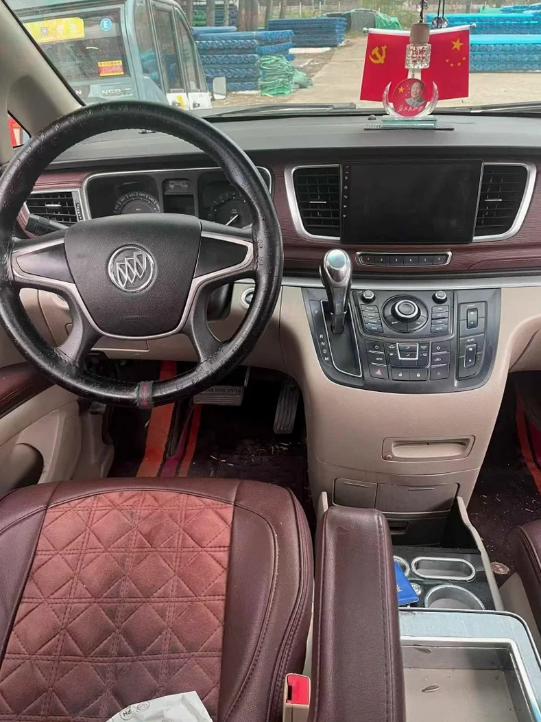 别克GL8 后面外观三