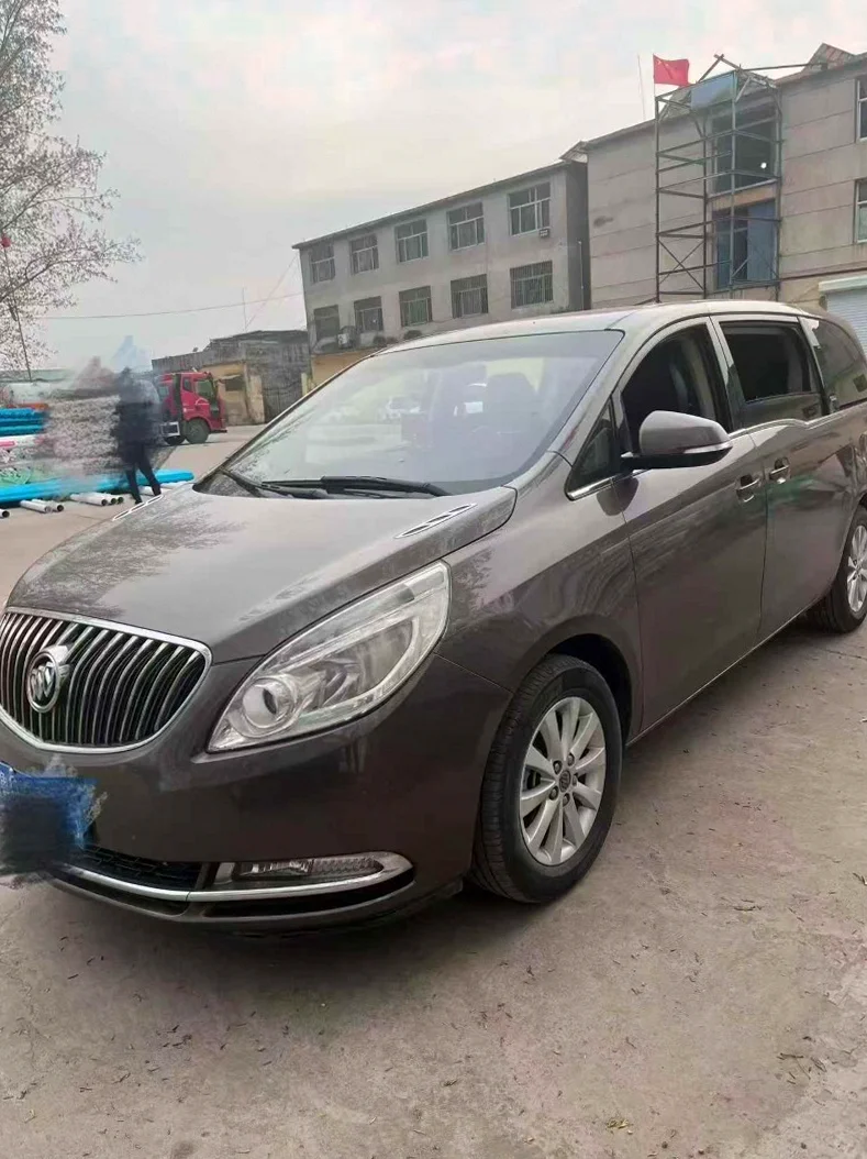 别克GL8 正面外观二