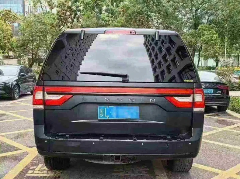 林肯领航员 驾驶室