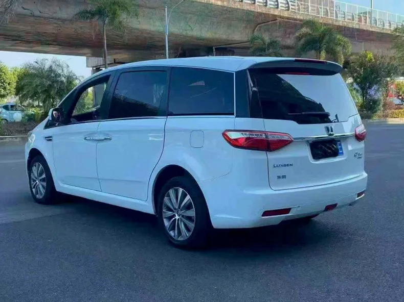 纳智捷大7 内饰前排