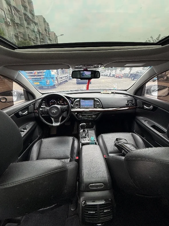 起亚K4 驾驶室