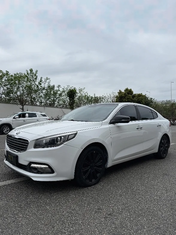 起亚K4 正面外观三