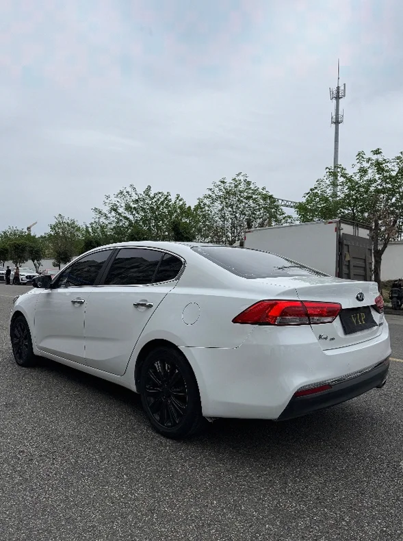 起亚K4 后面外观一