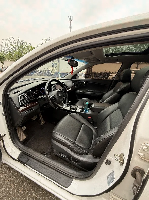 起亚K4 内饰前排