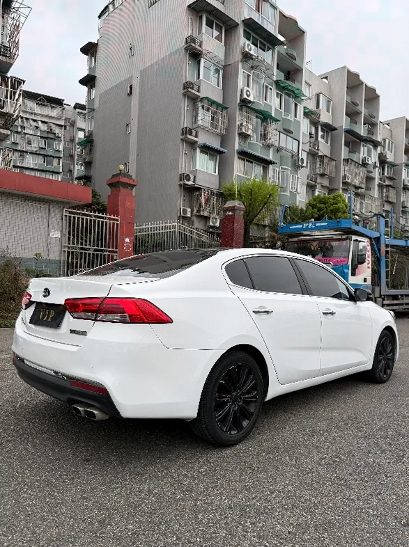 起亚K4 后面外观三