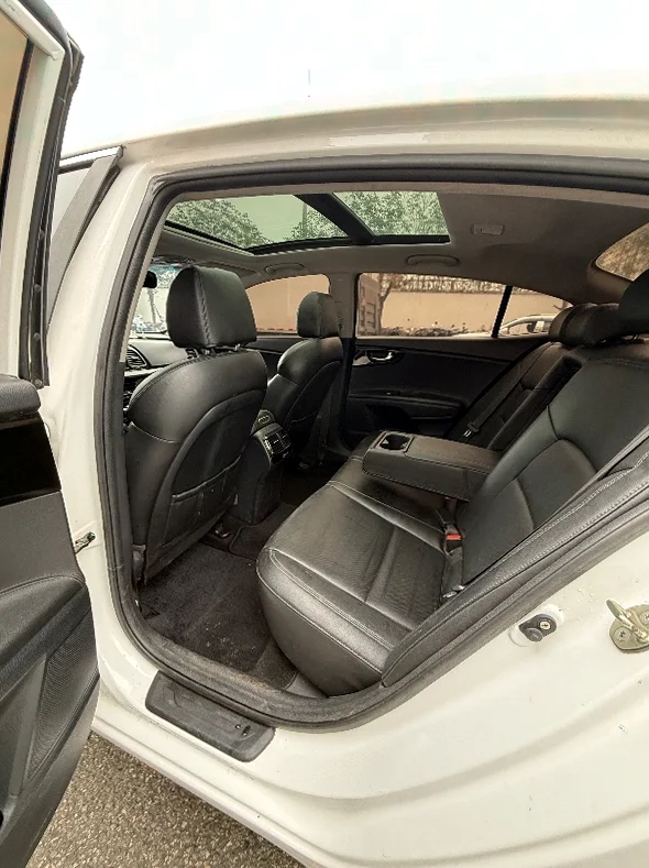 起亚K4 内饰后排