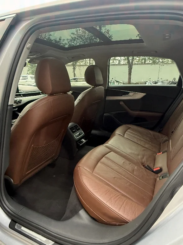 奥迪A4L 内饰后排