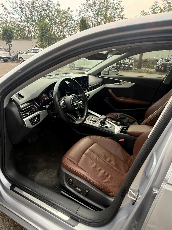 奥迪A4L 内饰前排