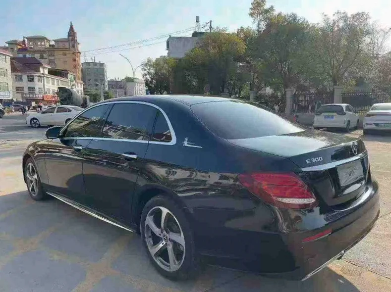 奔驰E 内饰后排