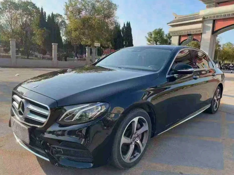 奔驰E 正面外观二