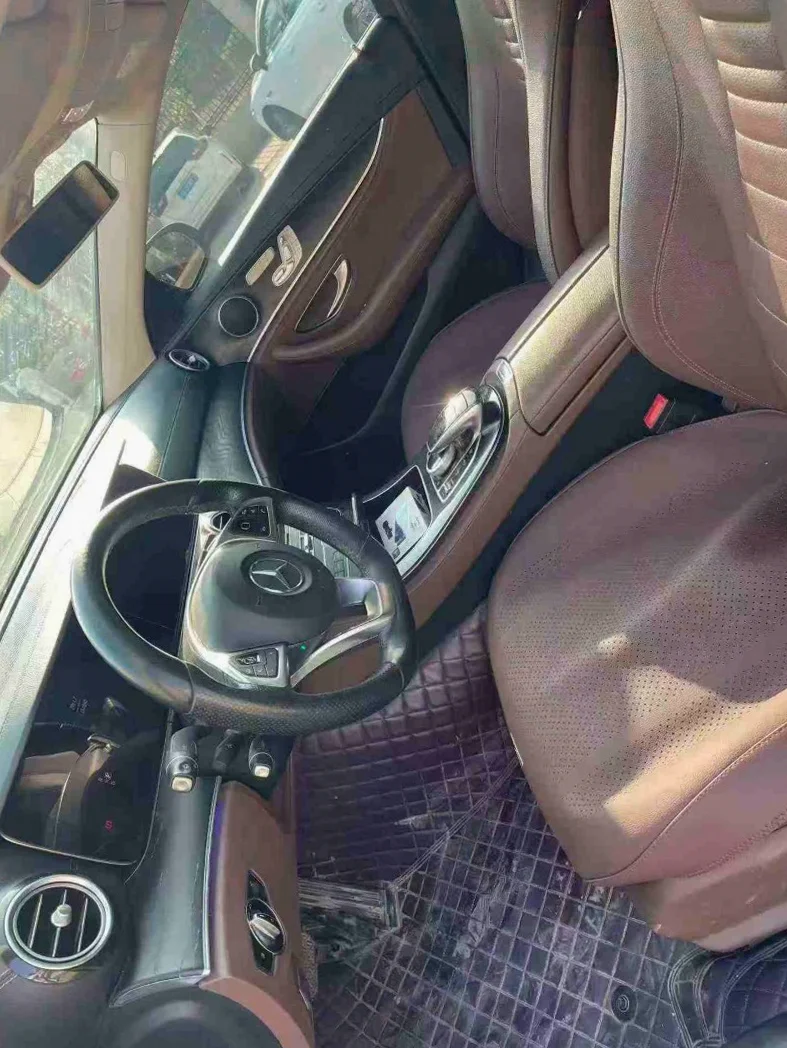 奔驰E 后面外观一