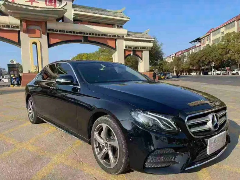 奔驰E 正面外观三