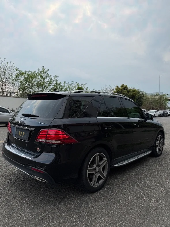 奔驰GLE 后面外观三