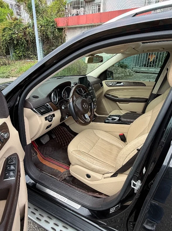 奔驰GLE 内饰后排