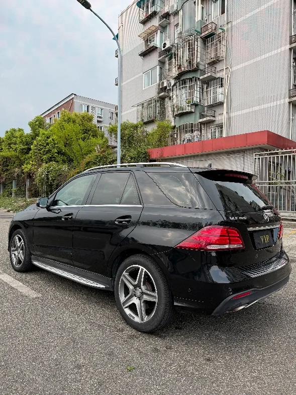 奔驰GLE 后面外观一
