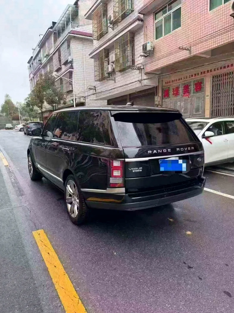 路虎揽胜行政 内饰后排