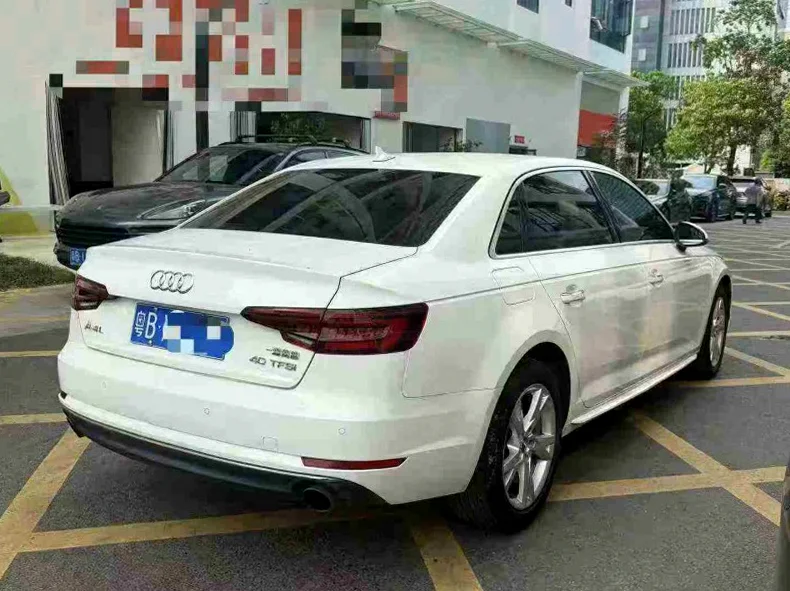 奥迪A4L 内饰前排