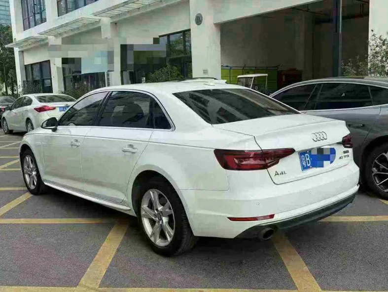 奥迪A4L 内饰后排