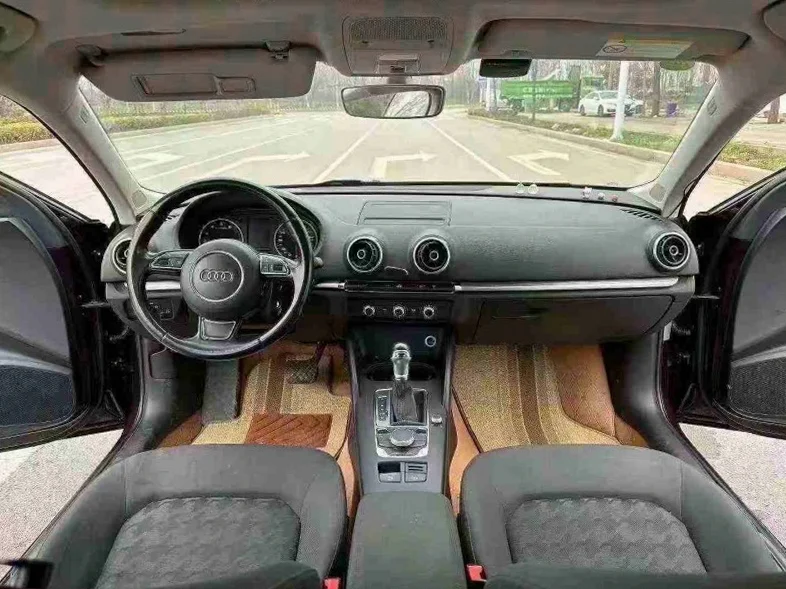 奥迪A3 内饰后排