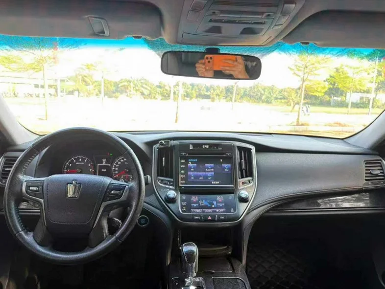 丰田皇冠 内饰前排