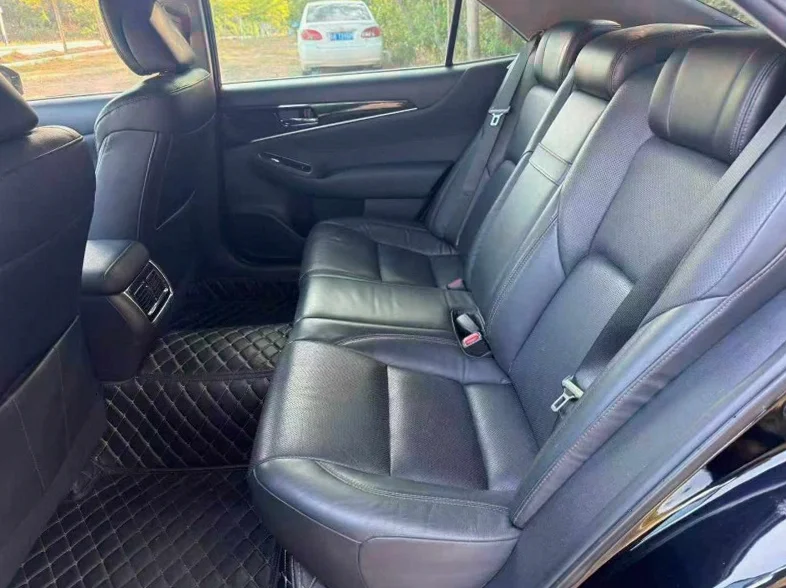 丰田皇冠 后面外观三